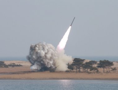 H Ν. Κορέα εκτόξευσε με επιτυχία βαλλιστικό πύραυλο βεληνεκούς 800 χιλιομέτρων